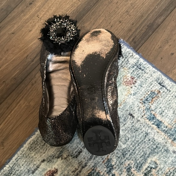 Tory Burch silver and black metallic bow leather flats size 8 - Picture 8 of 9